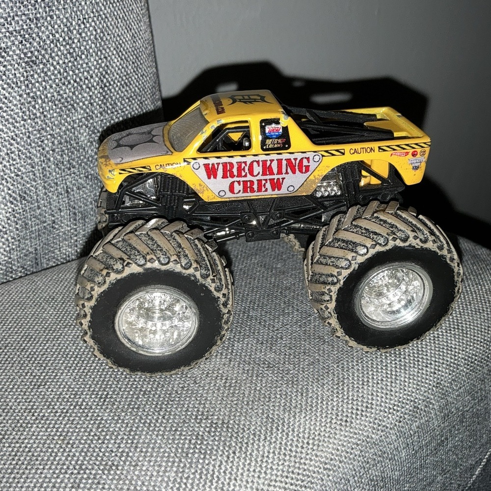 2015 Hot Wheels Monster Jam 1:64‎ WRECKING CREW MUD TRUCK TREADS 1/64 Yellow